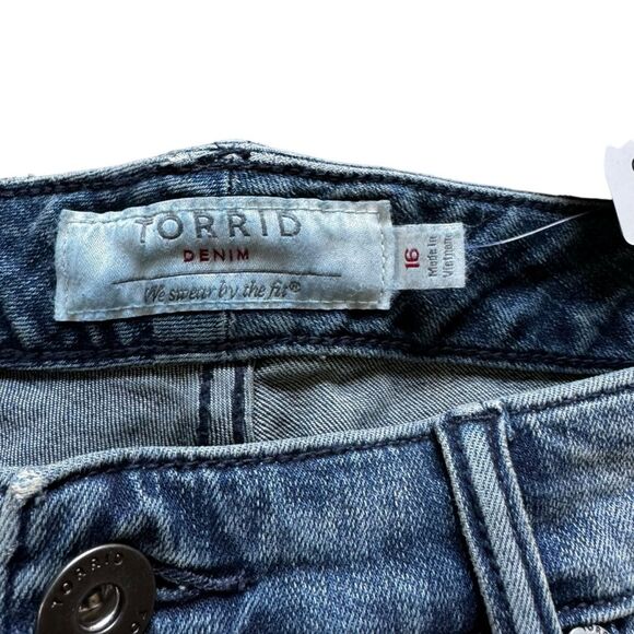 Torrid Eureka Embroidered 3.5" High Rise Denim Shorts Distressed Floral 16 NWT - Picture 3 of 5